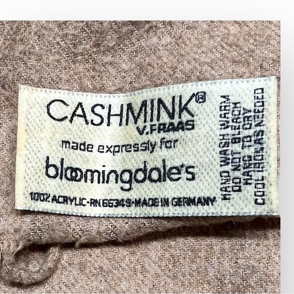 Bloomingdale's Scarf in excellent condition - Picture 2 of 4